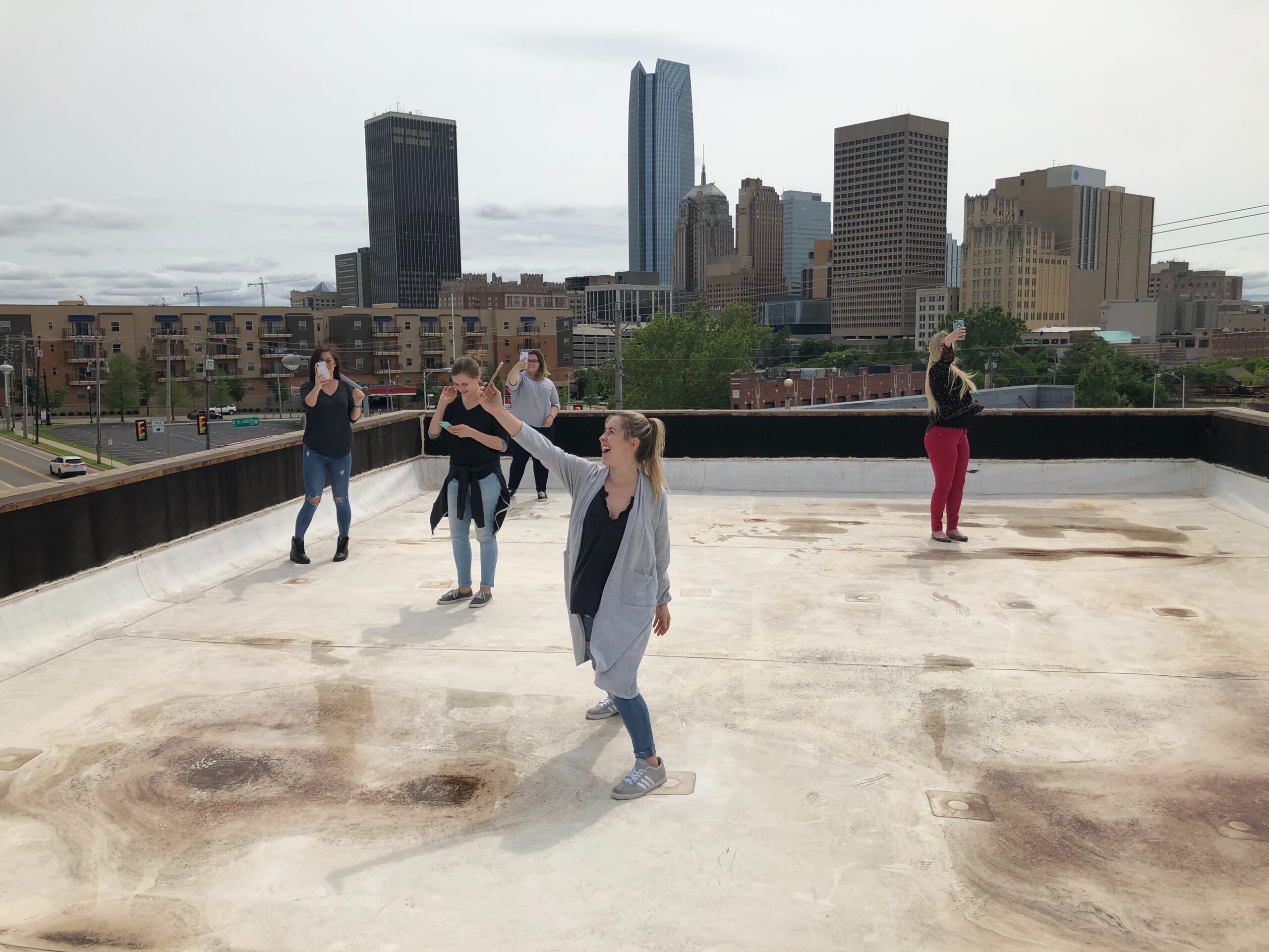 how to take pictures of yourself- girls standing on rooftop taking selfies